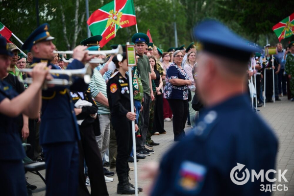День пограничника в&nbsp;Омске отметили построением, танцами и долгожданными встречами