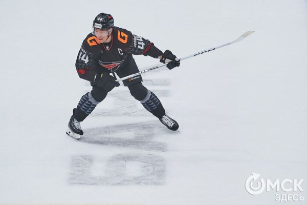 Капитан омского "Авангарда" Дамир Шарипзянов отмечает 30-летие