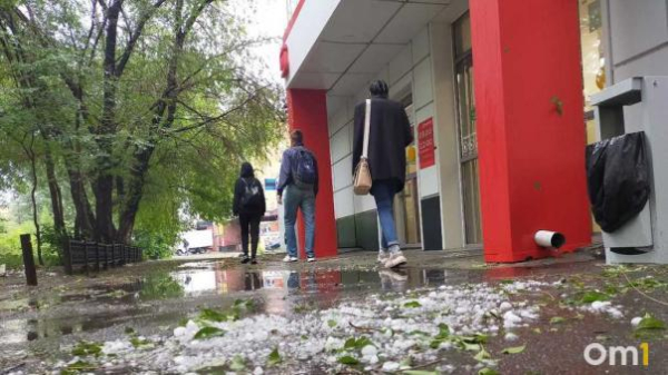 Гроза, град и шквальный ветер: в Омскую область идёт непогода