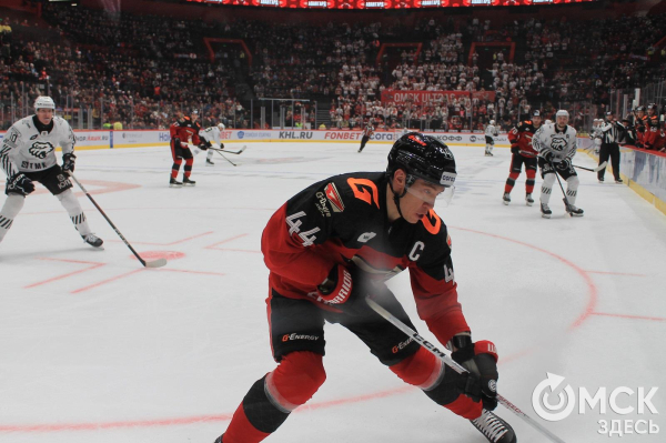 Капитан омского "Авангарда" Дамир Шарипзянов отмечает 30-летие