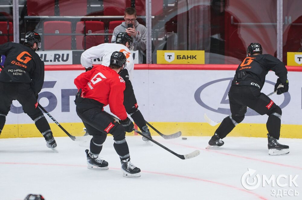 "Это наш стиль, мы от него отходить не будем". Омский "Авангард" в шаге от первого матча плей-офф