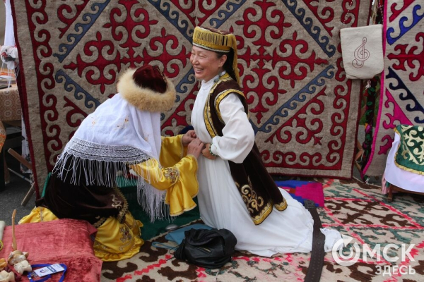 Парад национальностей, флотилия парусников и стычка с кочевниками. Как прошёл День России в Омске