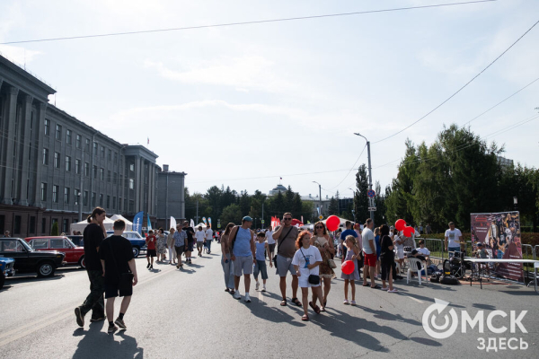 Скорость, безопасность и душевная беседа. Как в Омске проходит конкурс "Лучший водитель такси в России"