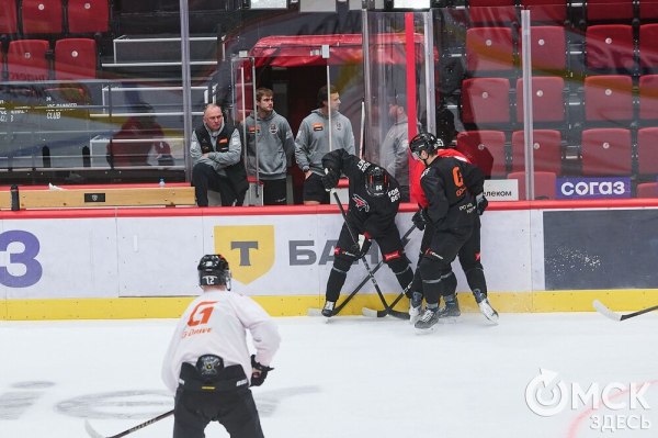 "Это наш стиль, мы от него отходить не будем". Омский "Авангард" в шаге от первого матча плей-офф