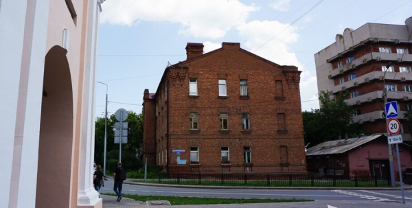 Для столетнего дома у Тарских ворот добились ремонта