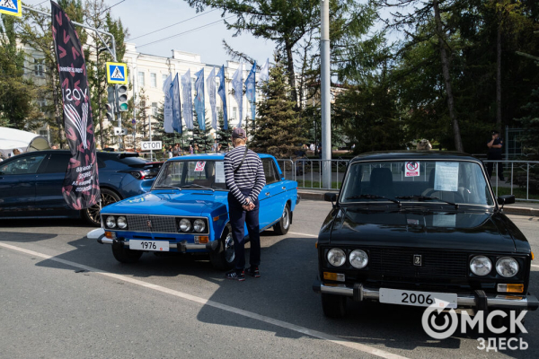 Скорость, безопасность и душевная беседа. Как в Омске проходит конкурс "Лучший водитель такси в России"