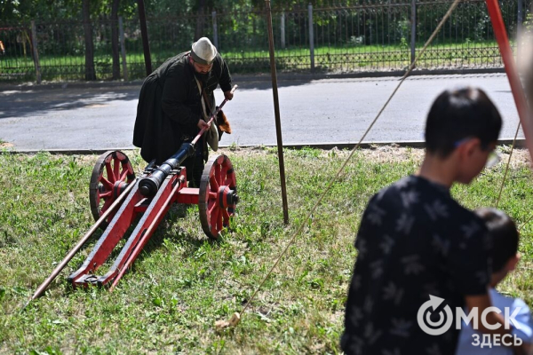 Парад национальностей, флотилия парусников и стычка с кочевниками. Как прошёл День России в Омске