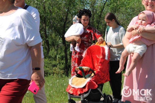 Коляски омских малышей превратились в троны и цветы