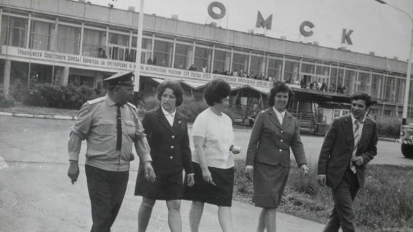 Стеклянный фасад и ресторан с официантками: показываем, каким был омский аэропорт во времена СССР