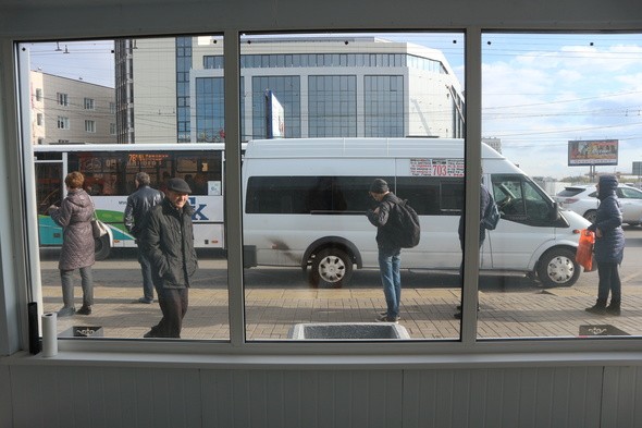 В Омске заработала первая теплая остановка. В ней теплее, чем дома 