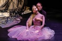 Бабушка нелёгкого поведения. На сцене «Арлекина» показали предметный театр Бабушка нелёгкого поведения. На сцене «Арлекина» показали предметный театр