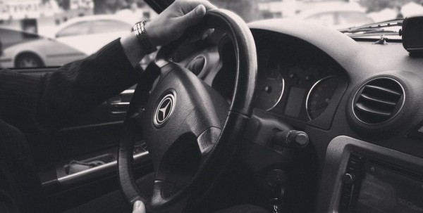 В Омске разыскивают поджигателя в плаще с капюшоном В Омске разыскивают поджигателя в плаще с капюшоном