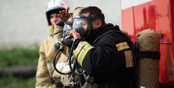 На Левобережье горит здание медколледжа