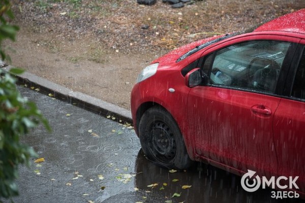После снега в Омске выпал крупный град