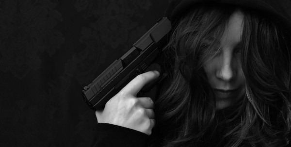 В погоне за эффектным селфи омичка выстрелила себе в голову