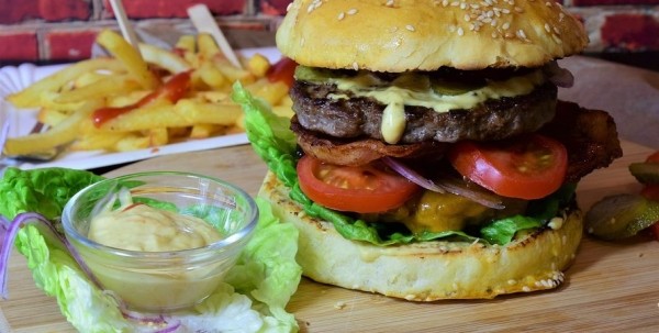 Омские подростки хотели бы питаться в школах гамбургерами