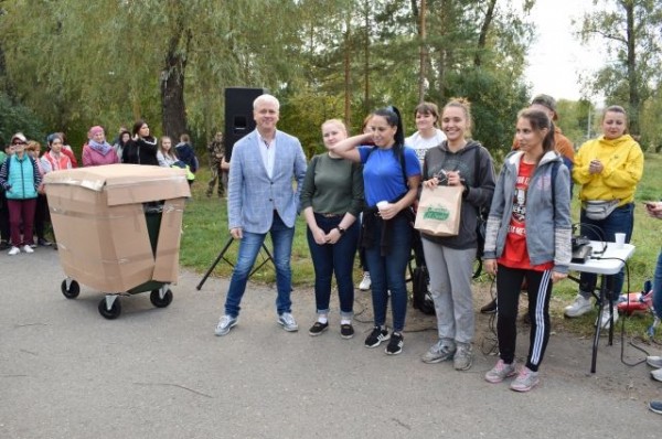 Экоактивисты получили в подарок контейнер от регоператора