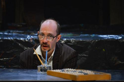 В Омской драме оживили чеховского «Дядю Ваню» эротикой и папуасами В Омской драме оживили чеховского «Дядю Ваню» эротикой и папуасами