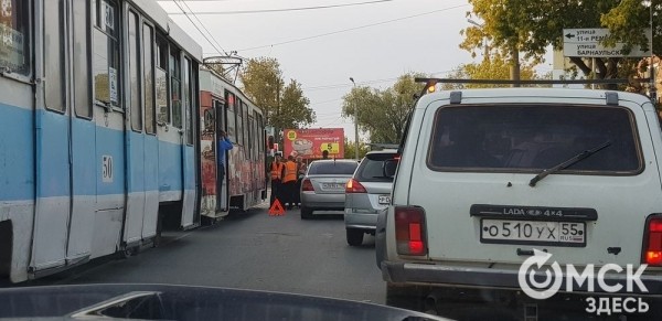 Столкновение иномарок спровоцировало в Омске большие пробки Столкновение иномарок спровоцировало в Омске большие пробки
