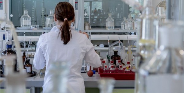 В омских поликлиниках обустроят детские уголки и покажут мультики