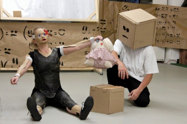 Школьный эксперимент на фестивале кукол. Чему учат «Мучные младенцы»?