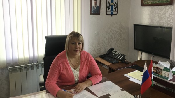 Скандал! Жену главы Мошковского района взяли за мошенничество