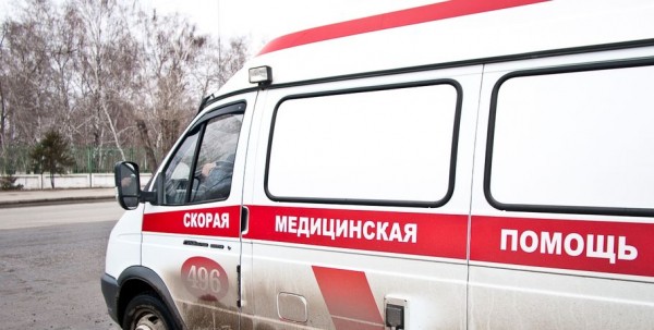 В Омске после столкновения трёх машин погиб человек В Омске после столкновения трёх машин погиб человек