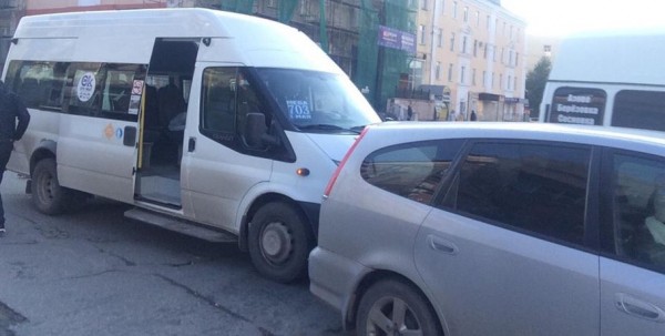Маршрутка врезалась в минивен, три человека госпитализированы