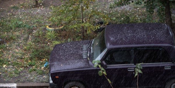 После снега в Омске выпал крупный град