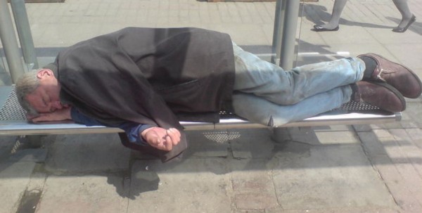 Трезвое утро. Омич выспался на остановке и остался без денег