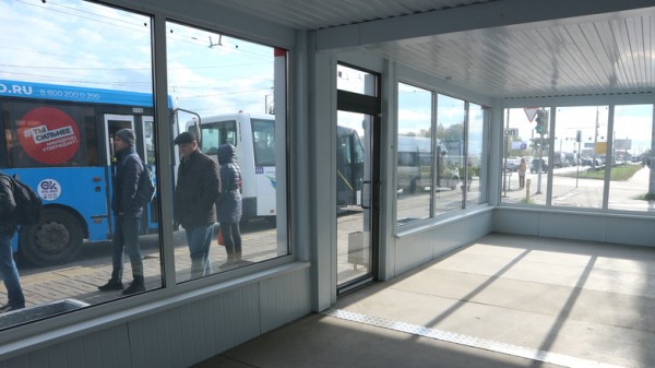 В Омске заработала первая теплая остановка. В ней теплее, чем дома 