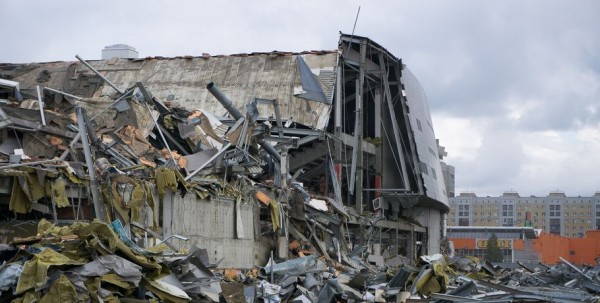 Останки "Арены Омск" начали вывозить Останки "Арены Омск" начали вывозить