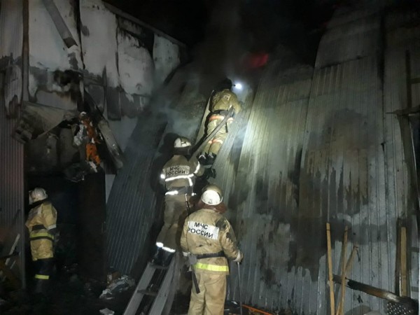 На базе "Универсальная" тушат сложный пожар при нехватке воды