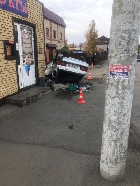 В Омске пьяный водитель въехал в продуктовый магазин
