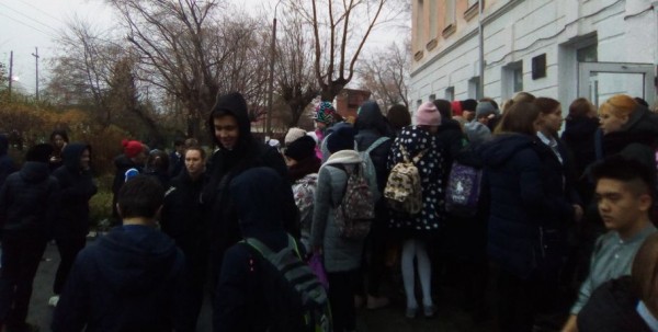 Из омской школы эвакуировали 500 детей