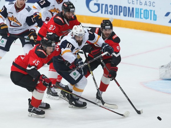 "Авангард" завершил домашнюю серию победой над "Магниткой" "Авангард" завершил домашнюю серию победой над "Магниткой"