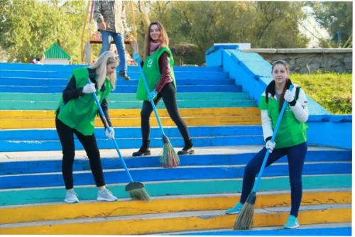 В парке «Зеленый Остров» субботник прошёл с музыкой и пирогами