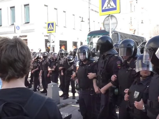 СМИ: россиян продолжают наказывать за критику властей в интернете