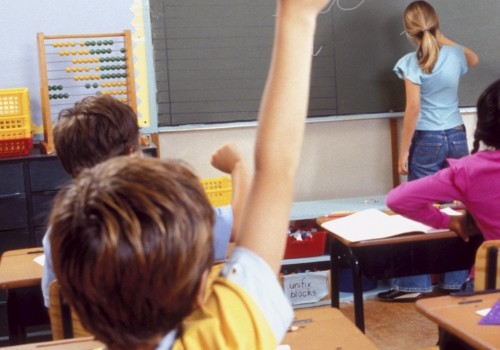 В Омске ученики школы с ведома администрации сидят по трое за одной партой