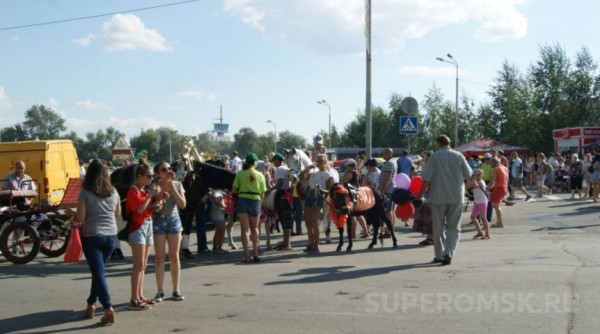 Праздничная программа и семейные гуляния, белки, кони и кучи мусора - фоторепортаж с празднования юбилея Омска. Часть 2 Праздничная программа и семейные гуляния, белки, кони и кучи мусора - фоторепортаж с празднования юбилея Омска. Часть 2