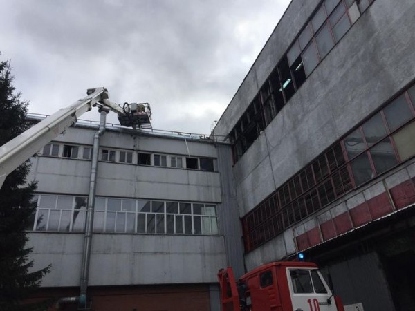 Более сотни человек покинули горящий завод на окраине Омска