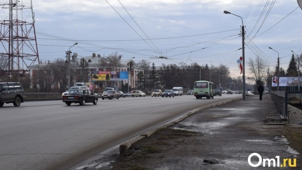В Омске вновь убрали известный баннер с Путиным и Медведевым