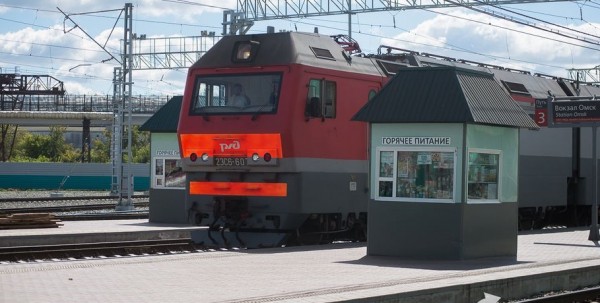 Из стоявшей на перроне омской электрички повалил дым Из стоявшей на перроне омской электрички повалил дым