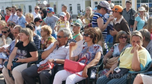 Праздничная программа и семейные гуляния, белки, кони и кучи мусора - фоторепортаж с празднования юбилея Омска. Часть 2 Праздничная программа и семейные гуляния, белки, кони и кучи мусора - фоторепортаж с празднования юбилея Омска. Часть 2