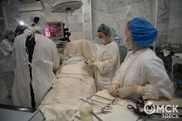 В свой юбилей омский КМХЦ пустил СМИ на редкую операцию