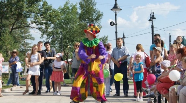 Праздничная программа и семейные гуляния, белки, кони и кучи мусора - фоторепортаж с празднования юбилея Омска. Часть 2 Праздничная программа и семейные гуляния, белки, кони и кучи мусора - фоторепортаж с празднования юбилея Омска. Часть 2