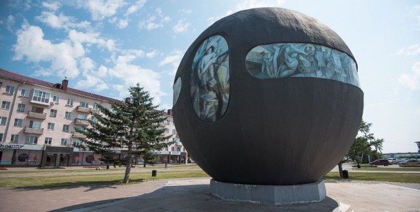 На площади Бухгольца круглосуточно меняют дорожное покрытие