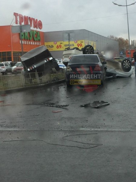 В Омске на перекрёстке перевернулась машина с прицепом