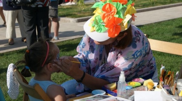 Праздничная программа и семейные гуляния, белки, кони и кучи мусора - фоторепортаж с празднования юбилея Омска. Часть 2 Праздничная программа и семейные гуляния, белки, кони и кучи мусора - фоторепортаж с празднования юбилея Омска. Часть 2