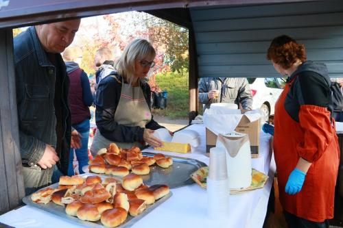 В парке «Зеленый Остров» субботник прошёл с музыкой и пирогами